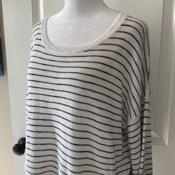 Banana Republic Factory large sweater black and white stripes - Picture 5 of 10